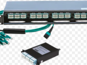 Il ruolo dei fori di guida sull'estremità di Ferrule dei connettori MPO